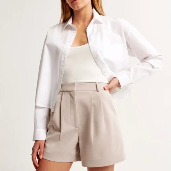 Abercrombie & Fitch Ultra High Rise Tailored Short in Taupe - Picture 2 of 9